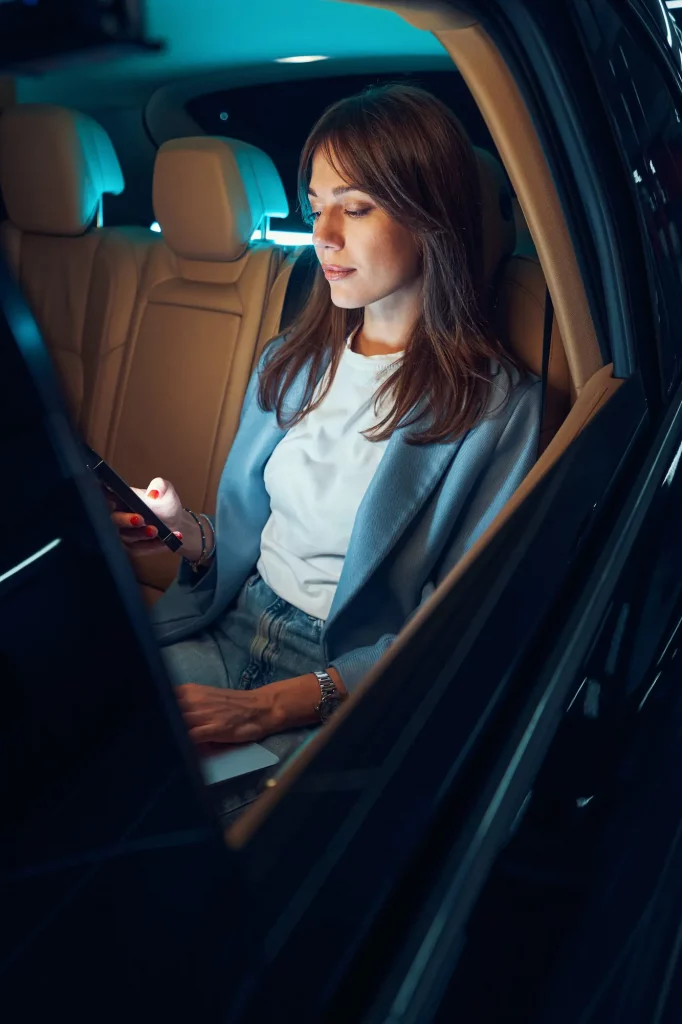 Cliente assise dans. un taxi conventionne